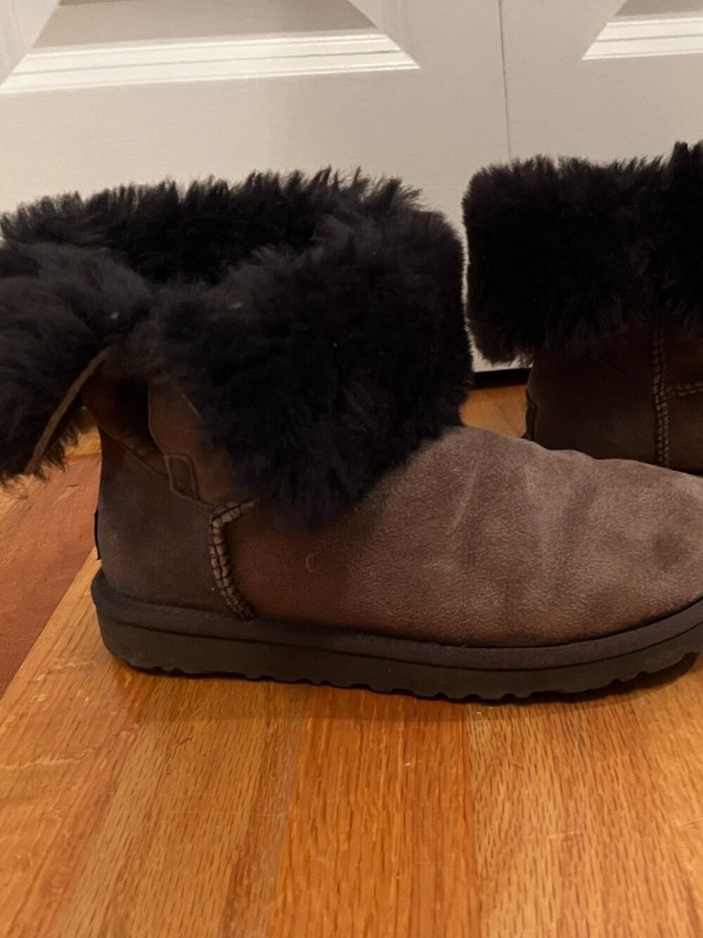 Women's UGG Australia Bailey Button 5803 Boots Sz W6 Chocolate Leather Sheepskin